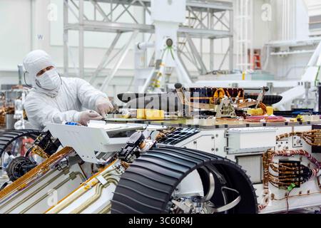 28 août 2019 - Pasadena, Californie, États-Unis - des ingénieurs ont attaché l'hélicoptère mars de la NASA au ventre du mars 2020 au Jet propulsion Laboratory de Pasadena, Californie. Ingéniosité faite pour tester le premier vol motorisé sur mars. L'hélicoptère ira sur mars attaché au ventre du rover persévérance. Le lancement est prévu pour le 17 juillet-août 5 février 2020 de Cape Canaveral Air Force Station, Floride, atterrissage le 18 février 2021 au cratère Jezero, mars. (Crédit image : © NASA/ZUMA Wire/ZUMAPRESS.com) Banque D'Images