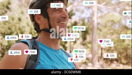 Cycliste souriant portant un casque debout sur le sentier avec sac à dos et icônes de notification, espace copie Banque D'Images