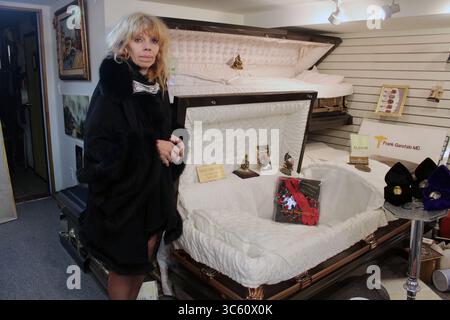 27 avril 2020, New York, New York, USA : dans le sous-sol de son salon funéraire à New York, DORIS V. AMEN, se tient à côté de l'un des cercueils qu'elle entrepose pour les familles des défunts. La femelle de l'entrepreneur est l'une des rares à laisser les cercueils ouverts pour présenter les défunts malgré la pandémie. ''je n'ai pas peur du COVID-19'', dit DORIS. ''les familles ne peuvent pas accompagner leur bien-aimé jusqu'à leur dernier souffle. Ici, ils peuvent au moins voir themÃ (crédit image : © Marie le BLE/ZUMA Wire) Banque D'Images