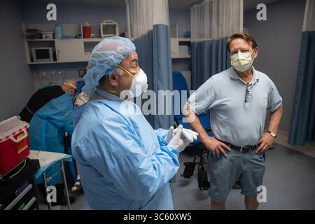 29 avril 2020, Palo Alto, Californie, États-Unis : le Dr JOSE GILBERTO MONTOYA discute avec RICK WRIGHT, un passager du navire de croisière Diamond Princess qui a été mis en quarantaine au Japon. Rick a été testé négatif pour le coronavirus. Le Dr Jose Gilberto Montoya, immunologiste viral et expert en diverses maladies et comment elles se propagent, mène une étude visant à développer un test d'anticorps corona au laboratoire de diagnostic spécialisé Dr Jack S Remington, anciennement connu sous le nom de laboratoire de sérologie de Toxoplasma. (Crédit image : © Chris Hardy/ZUMA Wire) Banque D'Images