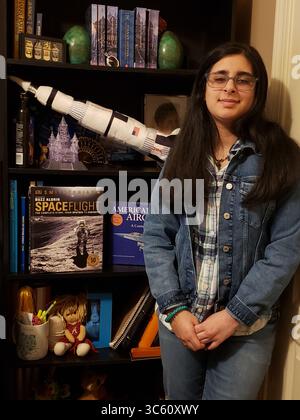 29 avril 2020 - Northport, Alabama, États-Unis - VANEEZA RUPANI, l'élève de 11e année qui a nommé l'hélicoptère mars 'Ingenuity', à son domicile à Northport, Alabama. Ingéniosité faite pour tester le premier vol motorisé sur mars. L'hélicoptère ira sur mars attaché au ventre du rover persévérance. Le lancement est prévu pour le 17 juillet-août 5 février 2020 de Cape Canaveral Air Force Station, Floride, atterrissage le 18 février 2021 au cratère Jezero, mars. (Crédit image : © NASA/ZUMA Wire/ZUMAPRESS.com) Banque D'Images