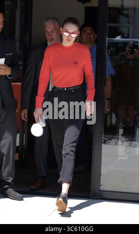 NEW YORK, NY - 06 SEPTEMBRE : la mannequin Gigi Hadid porte un pull rouge personnalisé et des lunettes de soleil assorties alors qu'elle quitte son appartement à East Village le 31 2017 mai à New York. Personnes : Gigi Hadid. (Crédit image : © SMG via ZUMA Wire) Banque D'Images