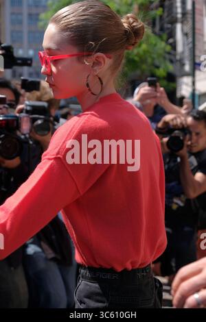 NEW YORK, NY - 06 SEPTEMBRE : la mannequin Gigi Hadid porte un pull rouge personnalisé et des lunettes de soleil assorties alors qu'elle quitte son appartement à East Village le 31 2017 mai à New York. Personnes : Gigi Hadid. (Crédit image : © SMG via ZUMA Wire) Banque D'Images