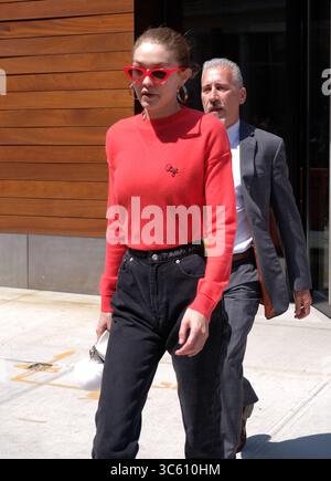 NEW YORK, NY - 06 SEPTEMBRE : la mannequin Gigi Hadid porte un pull rouge personnalisé et des lunettes de soleil assorties alors qu'elle quitte son appartement à East Village le 31 2017 mai à New York. Personnes : Gigi Hadid. (Crédit image : © SMG via ZUMA Wire) Banque D'Images
