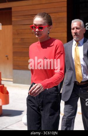 NEW YORK, NY - 06 SEPTEMBRE : la mannequin Gigi Hadid porte un pull rouge personnalisé et des lunettes de soleil assorties alors qu'elle quitte son appartement à East Village le 31 2017 mai à New York. Personnes : Gigi Hadid. (Crédit image : © SMG via ZUMA Wire) Banque D'Images
