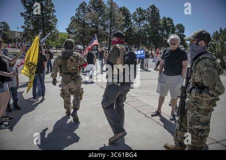 2 mai 2020, Santa Fe, NM, États-Unis : 01 mai, 2020, Roberto E. Rosales. les manifestants se sont rassemblés au Capitole de l'État samedi matin pour exprimer leur mécontentement contre la décision du gouverneur Michelle Lujan Grisham (CQ) de maintenir la plupart de l'État fermé en raison du virus Corona. Photo de manifestants armés marchant sur les terrains près du Capitole avant le début de l'événement..Santa Fe, Nouveau-Mexique. Roberto E. Rosales/Albuquerque Journal (crédit image : © Roberto E. Rosales/Albuquerque Journal via ZUMA Wire) Banque D'Images