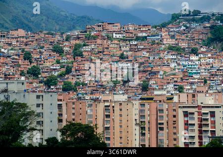 6 octobre 2018, Caracas, Miranda, Venezuela : le quartier Petare à Caracas, est l'un des plus grands et des plus dangereux d'Amérique latine. Capitale de la municipalité de sucre dans l'état de Miranda et l'une des 32 paroisses de la région métropolitaine de Caracas. (Crédit image : © Jimmy Villalta/ZUMA Wire) Banque D'Images