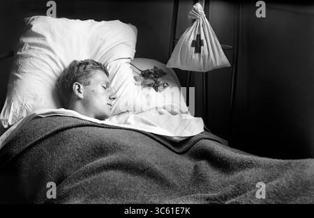 2 avril 2020, Neuilly, France : soldat américain dans l'hôpital militaire américain n° 1 soutenu par la Croix-Rouge d'Americana, Neuilly, France, Lewis Wickes Hine, Collection de photographies de la Croix-Rouge nationale américaine, juin 1918 (crédit image : © JT Vintage/Glasshouse via ZUMA Wire) Banque D'Images