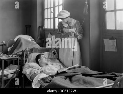 2 avril 2020, Neuilly, France : soldat américain avec infirmière à l'hôpital militaire américain n° 1, soutenu par la Croix-Rouge américaine, Neuilly, France, Lewis Wickes Hine, American National Red Cross Photograph Collection, juin 1918 (image crédit : © JT Vintage/Glasshouse via ZUMA Wire) Banque D'Images