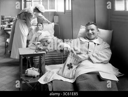 2 avril 2020, Neuilly, France : soldat américain avec sac de confort de la Croix-Rouge américaine dans l'hôpital militaire américain n° 1, soutenu par la Croix-Rouge américaine, Neuilly, France, Lewis Wickes Hine, American National Red Cross Photograph Collection, juin 1918 (crédit image : © JT Vintage/Glasshouse via ZUMA Wire) Banque D'Images
