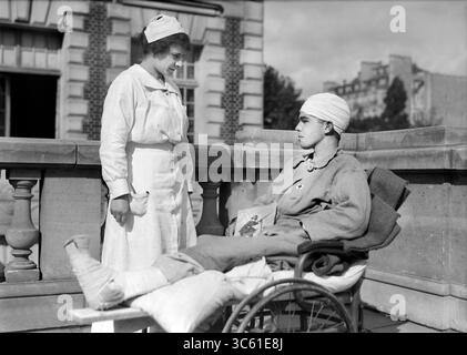 3 avril 2020, Neuilly, France : infirmière américaine et soldat blessé à l'hôpital militaire américain n° 1, Neuilly, France, Lewis Wickes Hine, Collection de photographies de la Croix-Rouge nationale américaine, septembre 1918 (crédit image : © JT Vintage/Glasshouse via ZUMA Wire) Banque D'Images