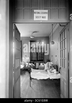 2 avril 2020, Neuilly, France : un don de la National Geographic Society dans l'hôpital militaire américain n° 1, soutenu par la Croix-Rouge américaine, Neuilly, France, Lewis Wickes Hine, Collection de photographies de la Croix-Rouge nationale américaine, juin 1918 (crédit image : © JT Vintage/Glasshouse via ZUMA Wire) Banque D'Images