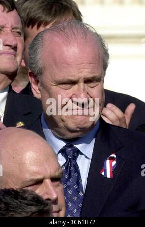 12 septembre 2002, Washington, District de Columbia, États-Unis : le sénateur américain Fred Thompson (républicain du Tennessee) qui prend sa retraite du Sénat après cette session, se joint en tant que membres du Congrès chanter ''God Bless America'' sur les marches du front ouest du Capitole des États-Unis en souvenir des vies perdues le 9/11 à Washington le 11 septembre 2002. Après sa retraite, Thompson devrait rejoindre le casting de l'émission à succès de NBC-TV ''Law and Order'' (crédit image : © Ron Sachs/CNP via ZUMA Wire) Banque D'Images