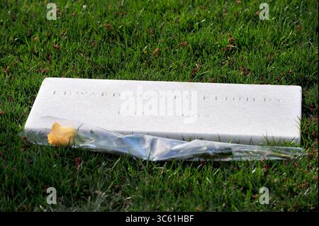 24 mars 2010, Arlington, Virginie, États-Unis : tombe de l'ancien sénateur américain Edward M. ''Ted'' Kennedy (démocrate du Massachusetts) avec une rose jaune sur le marqueur de marbre au cimetière national d'Arlington à Arlington, Virginie, le mercredi 24 mars 2010 (crédit image : © Ron Sachs/CNP via ZUMA Wire) Banque D'Images