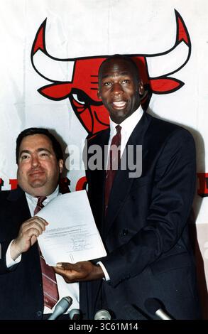 5 mai 2020, États-Unis : Jerry Krause, vice-président des opérations de basket-ball pour les Bulls de Chicago, quittent le pays et Michael Jordan lors d'une conférence de presse. (Crédit image : © TNS via ZUMA Wire) Banque D'Images
