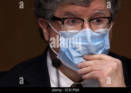 5 mai 2020, Washington, District of Columbia, États-Unis : L'honorable Brian Miller ajuste son masque alors qu'il témoigne lors d'une audience de confirmation devant le Comité sénatorial des banques, du logement et des affaires urbaines 5 mai 2020 au Dirksen Senator Office Building sur Capitol Hill à Washington, DC. Brian Miller deviendra inspecteur général spécial pour la reprise pandémique au Département du Trésor américain si confirmé (image : © Alex Wong/CNP via ZUMA Wire) Banque D'Images