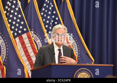 Washington, USA.30th juillet 2025. Jerome Powell, président de la réserve fédérale AMÉRICAINE, prononce un discours lors d'une conférence de presse à la suite d'une réunion du Federal Open Market Committee (FOMC) à la réserve fédérale le 30 juillet 2025 à Washington, DC. La réserve fédérale a laissé les taux d'intérêt inchangés mercredi pour une cinquième réunion consécutive. Crédit : Sha Hanting/China News Service/Alamy Live News Banque D'Images