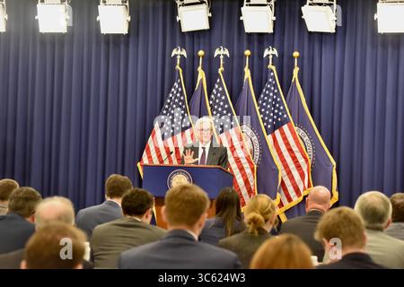 Washington, USA.30th juillet 2025. Jerome Powell, président de la réserve fédérale AMÉRICAINE, prononce un discours lors d'une conférence de presse à la suite d'une réunion du Federal Open Market Committee (FOMC) à la réserve fédérale le 30 juillet 2025 à Washington, DC. La réserve fédérale a laissé les taux d'intérêt inchangés mercredi pour une cinquième réunion consécutive. Crédit : Sha Hanting/China News Service/Alamy Live News Banque D'Images