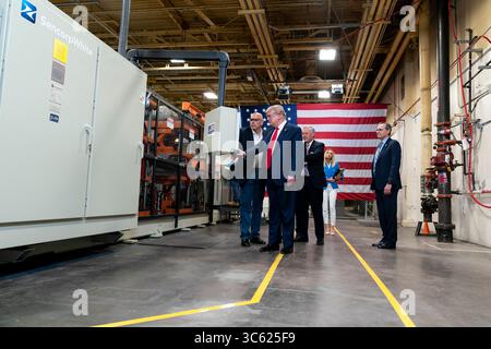 5 mai 2020, Phoenix, AZ, États-Unis d'Amérique : le président américain Donald Trump, visite la chaîne de montage de la production de masques avec Tony Stallings, vice-président de la chaîne d'approvisionnement intégrée, à gauche, à Honeywell International le 5 mai 2020 à Phoenix, Arizona. (Crédit image : © Shealah Craighead/Maison Blanche/planète Pix via ZUMA Wire) Banque D'Images