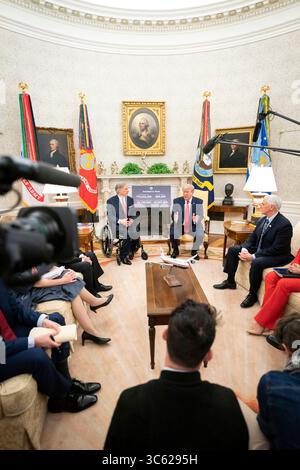 7 mai 2020, Washington, DC, États-Unis d’Amérique : le président américain Donald Trump, accompagné du vice-président Mike Pence et des membres du groupe de travail sur le coronavirus de la Maison Blanche, rencontre le gouverneur du Texas Greg Abbott dans le bureau ovale de la Maison Blanche le 7 mai 2020 à Washington, DC. (Crédit image : © Tia Dufour/Maison Blanche/planète Pix via ZUMA Wire) Banque D'Images