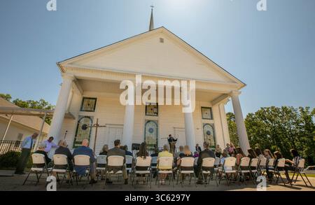 7 mai 2020, Columbia, SC, États-Unis : les amis et les membres de la famille de Bill Logue se réunissent devant l'église baptiste Little Stephens Creek à Edgefield, SC, pour ses funérailles le 7 mai 2020. En raison de précautions pour aider à prévenir la propagation du nouveau coronavirus, les funérailles ont eu lieu dans le parking de l'église. Alors que les membres de la famille étaient assis dans des chaises, de nombreux visiteurs étaient assis à proximité dans leur voiture. (Crédit image : © TNS via ZUMA Wire) Banque D'Images