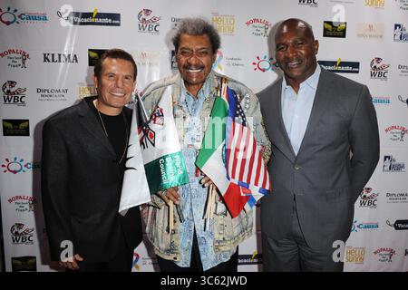 MIAMI BEACH, FL - 15 JUIN : Julio Cesar Chavez, Don King, Evander Holyfield à l'événement caritatif de la Fondation Baja Del sol au Kilma Restaurant le 15 juin 2016 à Miami Beach, Floride... personnes : Julio Cesar Chavez, Don King, Evander Holyfield. (Crédit image : © SMG via ZUMA Wire) Banque D'Images