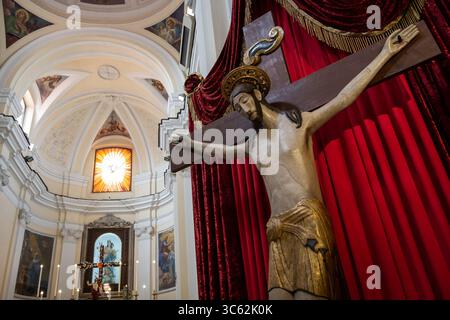 12 avril 2020, Lusciano, Italie : une vue générale de l’Église catholique Santa Maria Assunta à Cielo, à Lusciano (Caserte), dans le sud de l’Italie, vide en raison de la pandémie de coronavirus COVID-19, tout en étant préparée pour le service par streaming en direct sur Internet. Le 7 mai 2020, le gouvernement italien et la CEI (Conférence épiscopale italienne) ont signé un protocole qui permettra la reprise des célébrations de l’église avec le peuple. Le protocole signé par le Président de la Conférence épiscopale italienne, le Cardinal Gualtiero Bassetti, le premier Ministre, Giuseppe Conte, et le Ministre de l'intérieur, Luc Banque D'Images