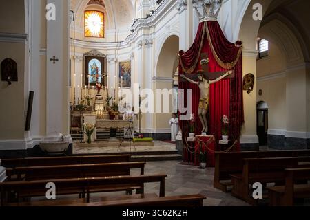 12 avril 2020, Lusciano, Italie : une vue générale de l’Église catholique Santa Maria Assunta à Cielo, à Lusciano (Caserte), dans le sud de l’Italie, vide en raison de la pandémie de coronavirus COVID-19, tout en étant préparée pour le service par streaming en direct sur Internet. Le 7 mai 2020, le gouvernement italien et la CEI (Conférence épiscopale italienne) ont signé un protocole qui permettra la reprise des célébrations de l’église avec le peuple. Le protocole signé par le Président de la Conférence épiscopale italienne, le Cardinal Gualtiero Bassetti, le premier Ministre, Giuseppe Conte, et le Ministre de l'intérieur, Luc Banque D'Images