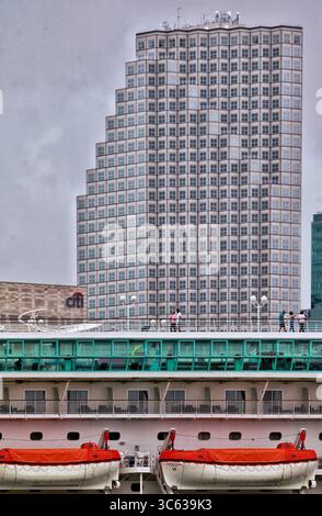 14 mai 2020, Miami, FL, États-Unis : sous le ciel gris, des personnes marchent sur le pont supérieur du Royal Caribbean Majesty of the Seas, un navire de croisière de classe souveraine de 880 pieds amarré au port de Miami le jeudi 14 mai 2020. (Crédit image : © TNS via ZUMA Wire) Banque D'Images
