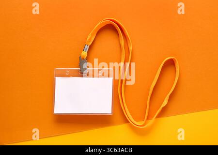 Badge vierge avec lanière de cou sur fond orange Banque D'Images