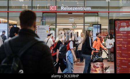 Hambourg, Allemagne. 30 juillet 2025. Vue sur le DB Travel Center à la gare centrale de Hambourg. Crédit : Markus Scholz/dpa/Alamy Live News Banque D'Images