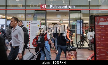 Hambourg, Allemagne. 30 juillet 2025. Vue sur le DB Travel Center à la gare centrale de Hambourg. Crédit : Markus Scholz/dpa/Alamy Live News Banque D'Images