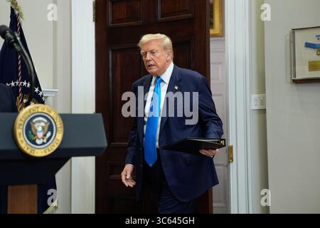 Washington, DC, États-Unis. 30 juillet 2025. Le président des États-Unis Donald J Trump arrive pour signer le va Home Loan Program Reform Act dans la salle Roosevelt de la Maison Blanche à Washington, DC, États-Unis, le 30 juillet 2025. Crédit : Yuri Gripas/Pool via CNP/dpa/Alamy Live News Banque D'Images