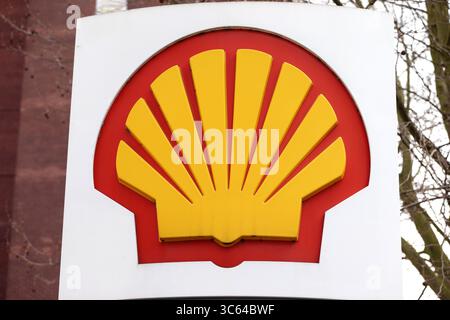 Photo du dossier datée du 08/04/15 du logo de la société dans une station-service Shell à Londres. Shell a révélé que les bénéfices ont glissé au cours du premier semestre après une baisse des bénéfices commerciaux et une baisse des prix du pétrole et du gaz. Le major pétrolier a déclaré aux actionnaires que les bénéfices ajustés, ou bénéfices nets, ont chuté de 30% à 9,84 milliards de dollars américains (7,4 milliards de livres sterling) au cours du semestre, par rapport à un an plus tôt. Date d'émission : jeudi 31 juillet 2025. Banque D'Images