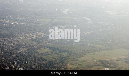 Vue aérienne de l'arrondissement londonien de Richmond-upon-Thames avec Sheen, Mortlake et Barnes. Richmond Park est à droite et la Tamise coule t Banque D'Images