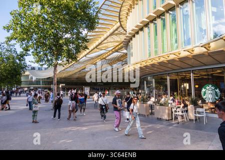 Paris, France - 23 juin 2025 : Gare de Châtelet-les-Halles et centre commercial souterrain Westfield Forum des Halles au cœur de Paris Banque D'Images