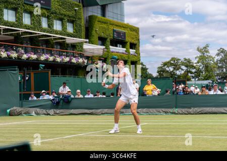 Londres, Royaume-Uni. 09 juillet 2025. LONDRES, ROYAUME-UNI - 9 JUILLET : Thijs Boogaard, des pays-Bas, lors du neuvième jour des Championnats Wimbledon 2025 au All England Lawn Tennis and Croquet Club le 9 juillet 2025 à Londres, Royaume-Uni. (Photo de Marleen Fouchier/Agence BSR) crédit : Agence BSR/Alamy Live News Banque D'Images