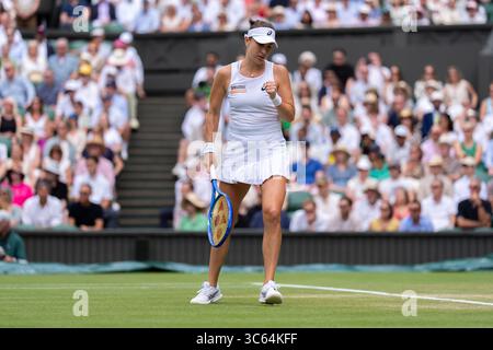 Londres, Royaume-Uni. 09 juillet 2025. LONDRES, ROYAUME-UNI - 9 JUILLET : Belinda Bencic de Suisse pendant le neuvième jour des Championnats Wimbledon 2025 au All England Lawn Tennis and Croquet Club le 9 juillet 2025 à Londres, Royaume-Uni. (Photo de Marleen Fouchier/Agence BSR) crédit : Agence BSR/Alamy Live News Banque D'Images