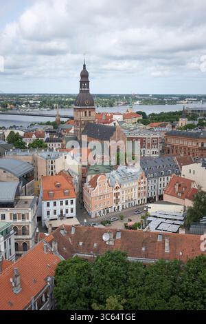 Vue sur la tour de la cathédrale du Dôme et le Vieux Riga depuis la tour de l'église de Pierre Banque D'Images