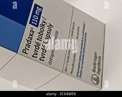 Prague, République Tchèque - juin 28 2025 : PRADAXA boîte de médicament avec le principe actif dabigatran etexilate de Boehringer Ingelheim, utilisé pour les accidents vasculaires cérébraux p Banque D'Images