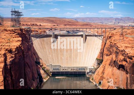 Le grand barrage de Glen Canyon dans un canyon avec le fleuve Colorado qui le traverse. Arizona, côte ouest des États-Unis Banque D'Images