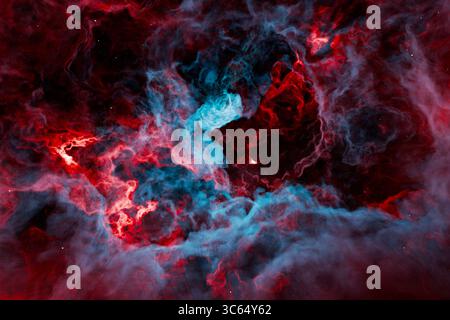 Nébuleuse colorée avec des nuages de gaz rouges et bleus tourbillonnants dans l'espace profond. Banque D'Images