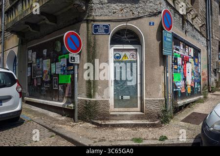 Un magasin arboré à Rostrenen, Côtes-d'Armor, Bretagne, France Banque D'Images