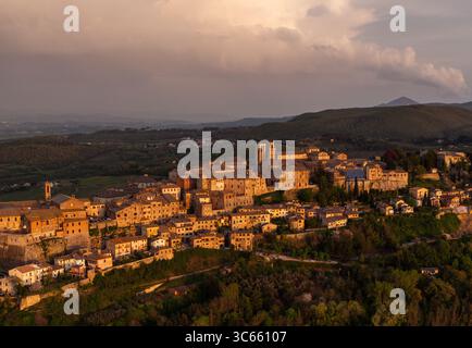 Vue aérienne de l'ancienne ville de Montepulciano avec ses toits en terre cuite et ses imposants clochers se prélasser dans la lueur chaude du soleil couchant, Montepulciano, Toscane, Italie. Banque D'Images