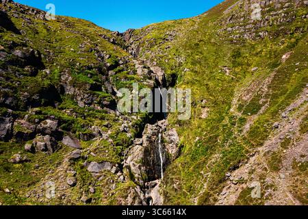 Vue aérienne panoramique des chutes de Mahon avec un terrain vert luxuriant et les visiteurs explorant Banque D'Images