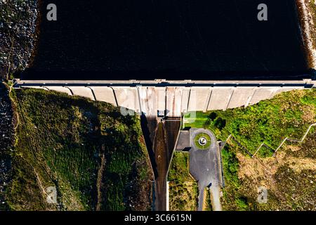 Vue aérienne de haut en bas du réservoir Ben Crom en Irlande du Nord Banque D'Images