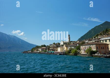 Le front de mer de Limone Sul Garda sur la rive du lac de Garde, regardant vers le sud. Lac de Garde, Lombardie, Italie. Banque D'Images