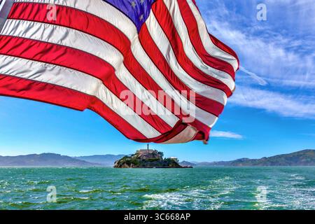 Vue de l'île d'Alcatraz depuis le ferry touristique retournant à San Francisco, Californie, États-Unis. Banque D'Images