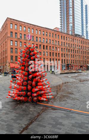 Vue de l'arbre de Noël fabriqué à partir de cônes de circulation à haute visibilité sur Brooklyn Street Banque D'Images