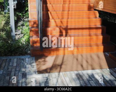 TOKYO, JAPON - 31 juillet 2025 : détail de Kioi Seido, un bâtiment conçu par Hiroshi Naito dans le quartier Chiyoda de Tokyo. Banque D'Images